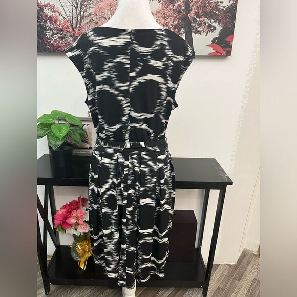 ALFANI Women’s abstract pleated Dress Size M with belt at the waist Round Neck - Picture 7 of 12